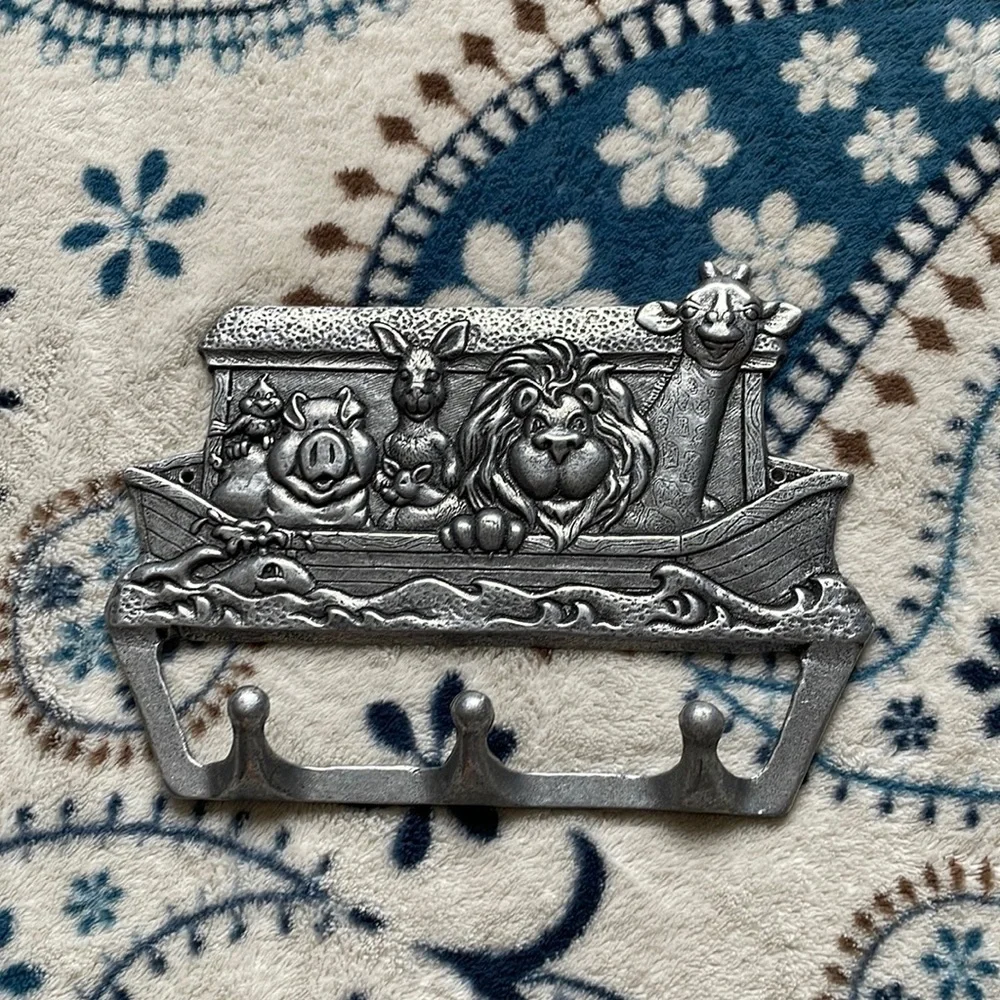 Noah arc hanger